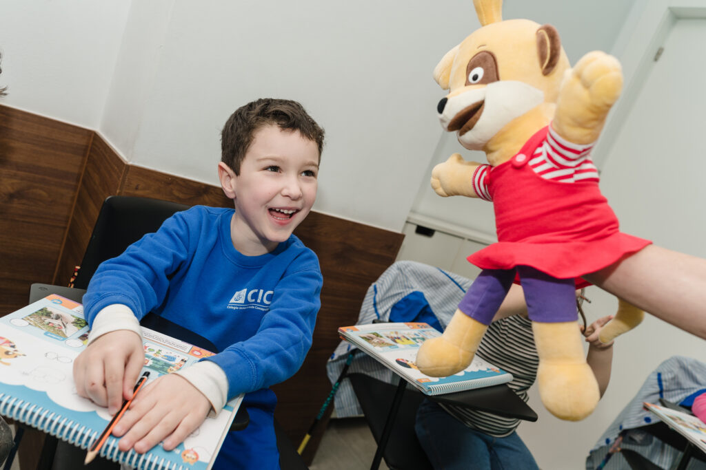 niño divirtiendose en camden en cursos de ingles para niños