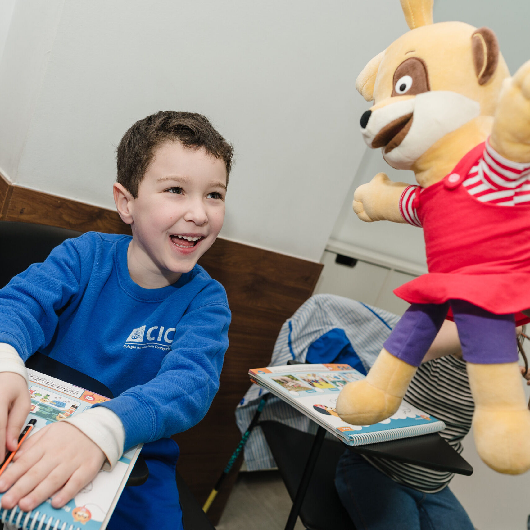 niño divirtiendose en camden en cursos de ingles para niños