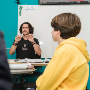 profesor dando clases de ingles particulares en camden zaragoza
