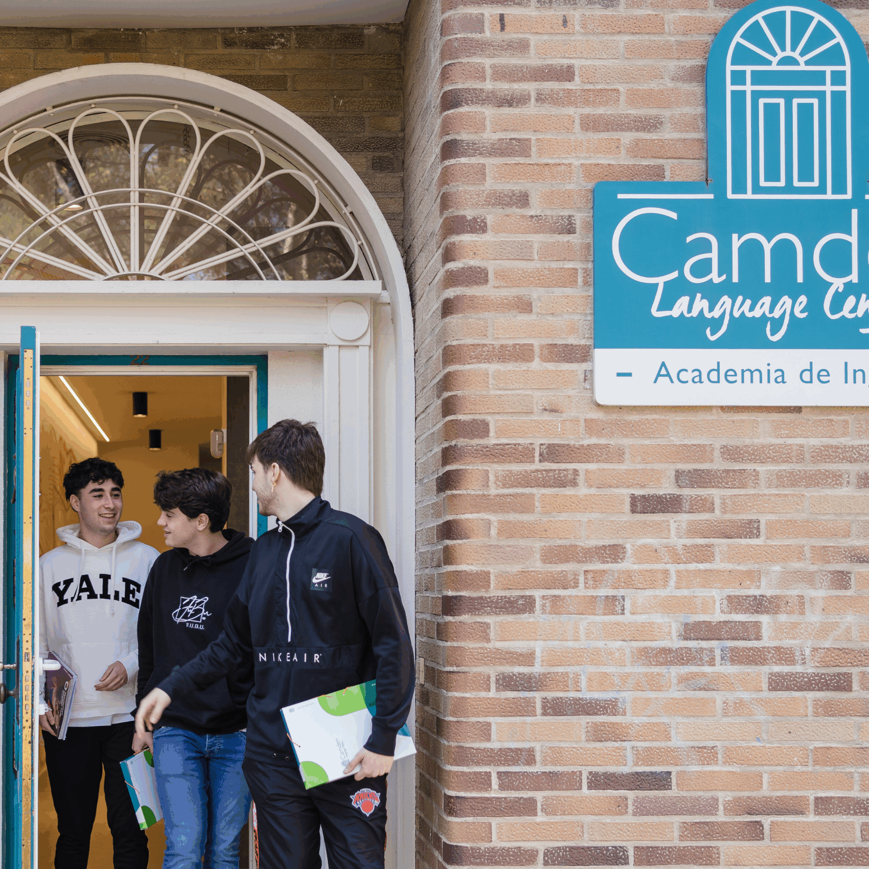 “Adultos entrando a Camden Language Centre para su curso de inglés en Zaragoza.”