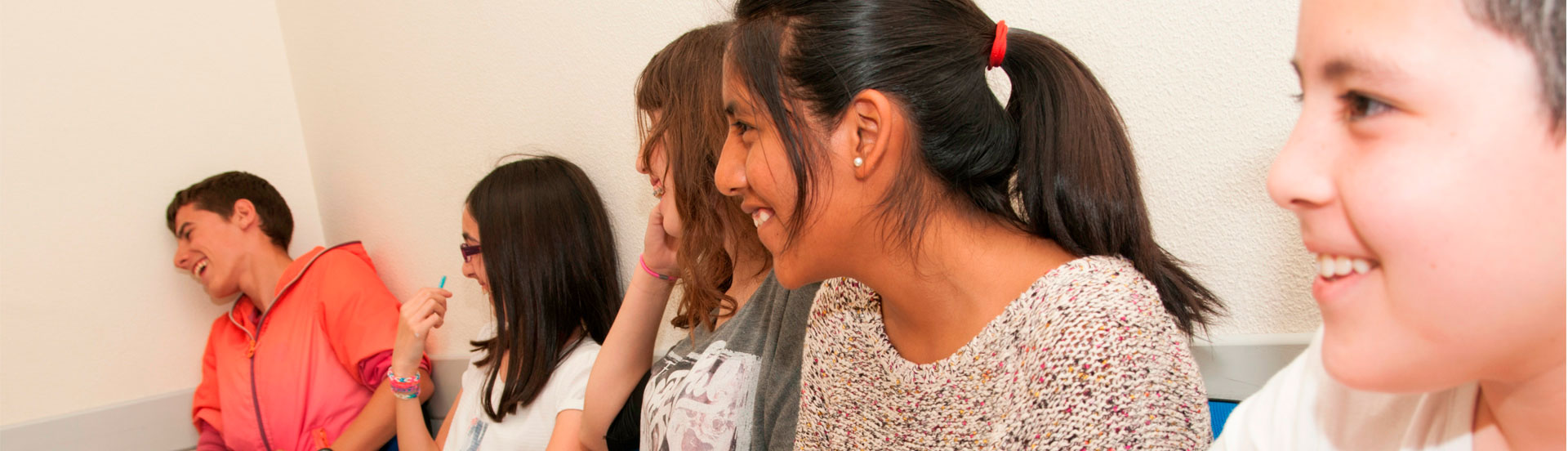 Jovenes en clase de ingles en camden zaragoza